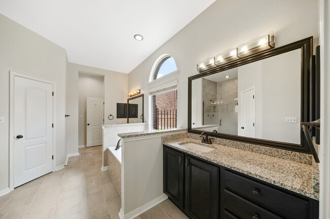 Building Photo - Spacious 4-Bed Luxury Home with Chef’s Kitchen, Fenced Yard, and 3,528 sq ft in Helotes