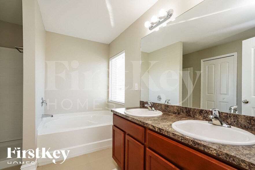 Building Photo - 601 NW 17th Ave