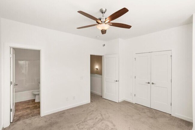 Building Photo - 3 Bed/3 Full Baths! Newer Townhome