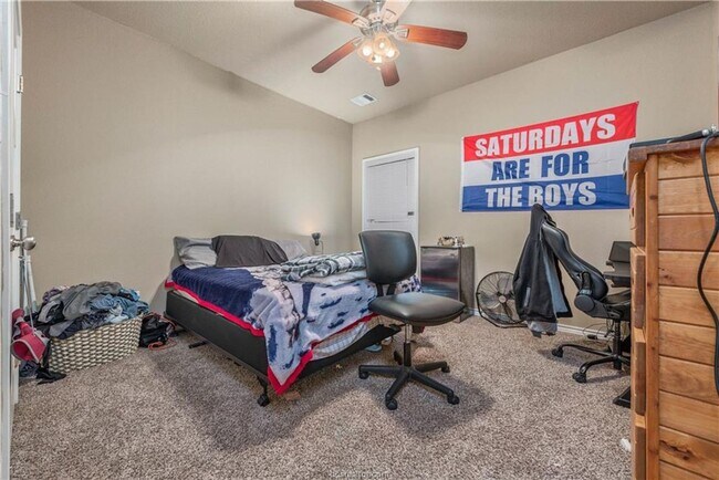 Building Photo - Available August 2026! 4 Bed, 4 Bath in Un...