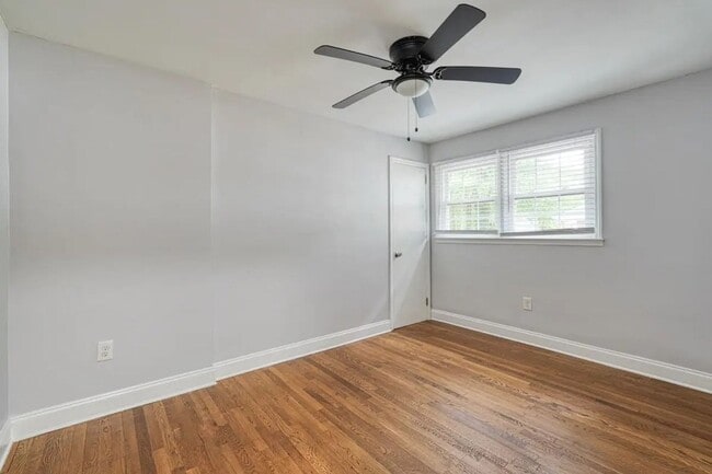 Building Photo - 215 Collins Ave