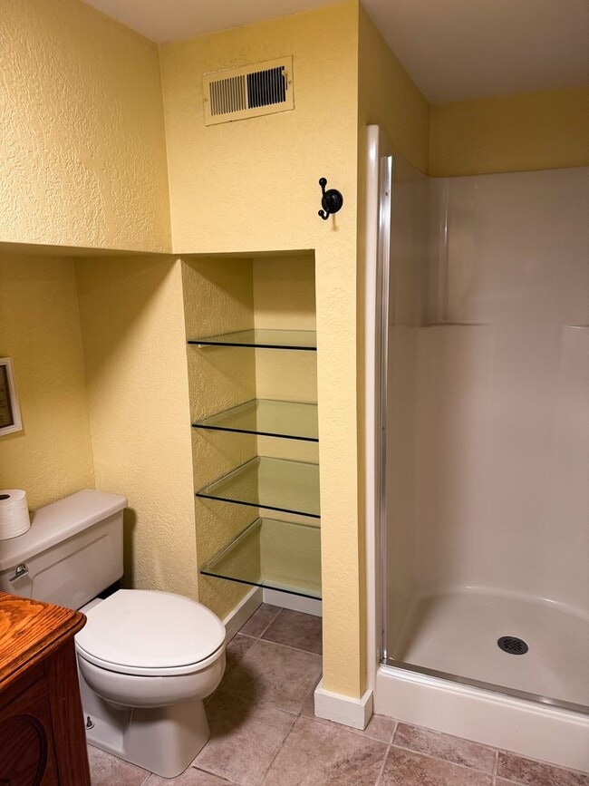 Building Photo - 3 bed 2.5 bath with the perfect blend of c...