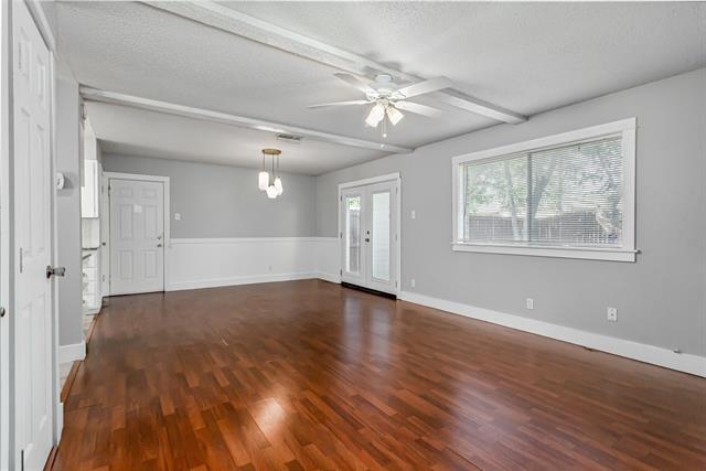 Building Photo - 2121 Travis Dr