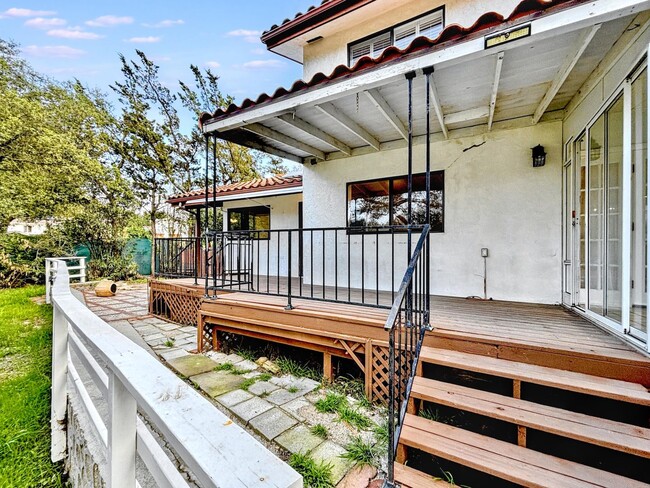 Building Photo - 3 Bed & 2.5 Bath House in Fallbrook, CA / ...