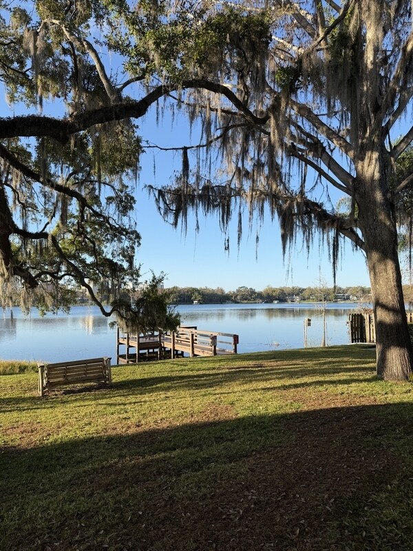 Building Photo - 320 Lakeview St