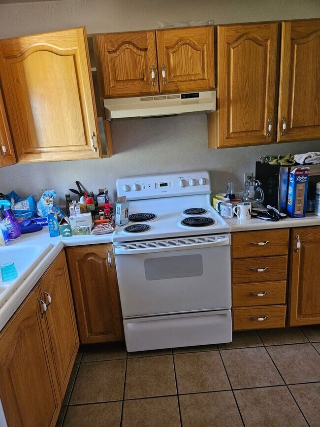 Building Photo - 2 bedroom, 1 bath apartment available in N...