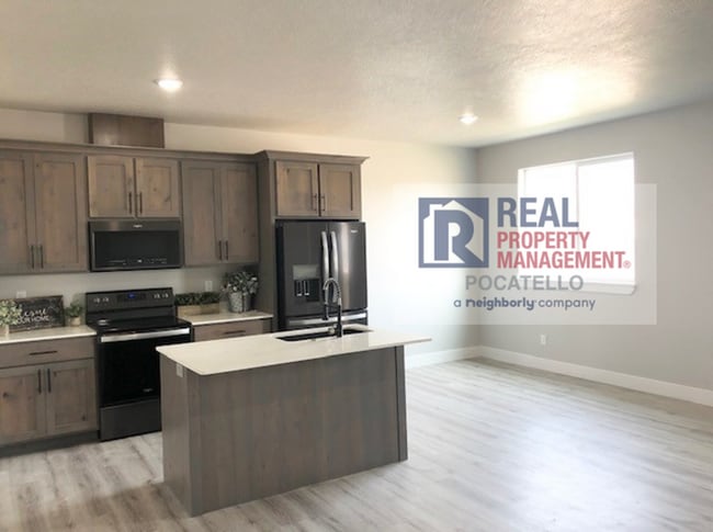 Building Photo - 3 Bedroom 2.5 Bath Townhome - 1 Car Garage