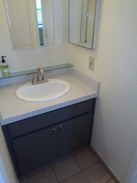 Building Photo - Beautiful 3 Bedroom, 1.5 Bath Townhome Available now!