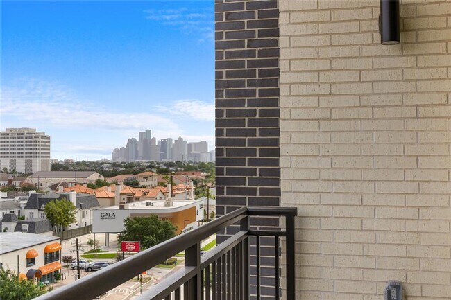 Building Photo - 2311 Westheimer Rd