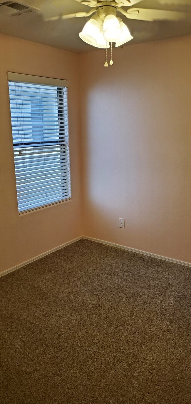 Building Photo - Beautiful 4-Bedroom Home For Rent in Queen...