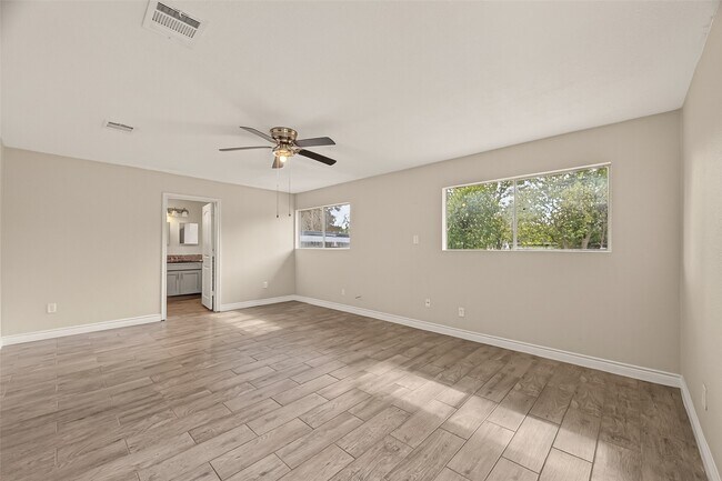 Building Photo - 3214 Longwood Dr