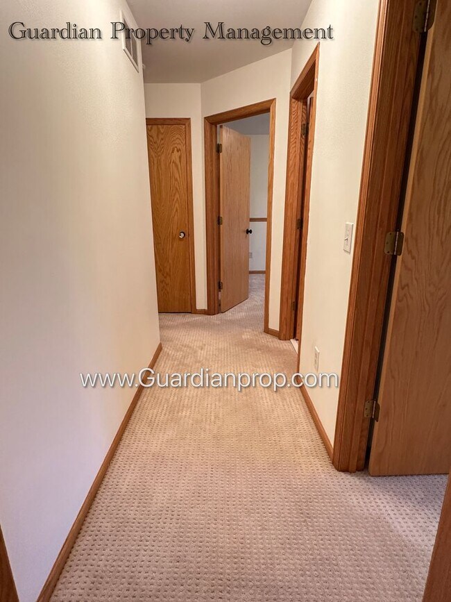 Building Photo - Well Maintained Prior Lake SFH, Large Deck, Fireplace, 2 Car Attached Garage