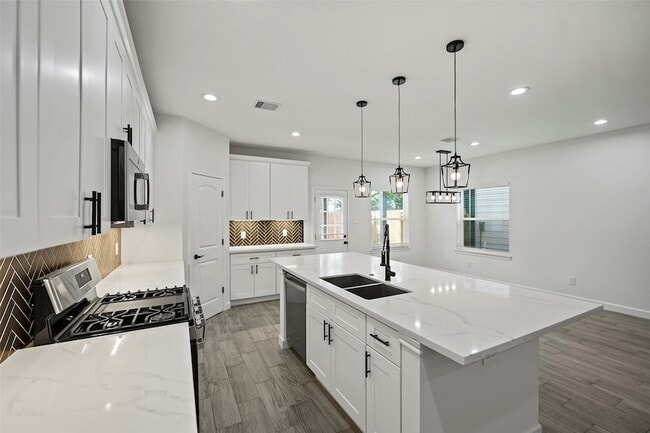 Building Photo - 1071 St Clair St