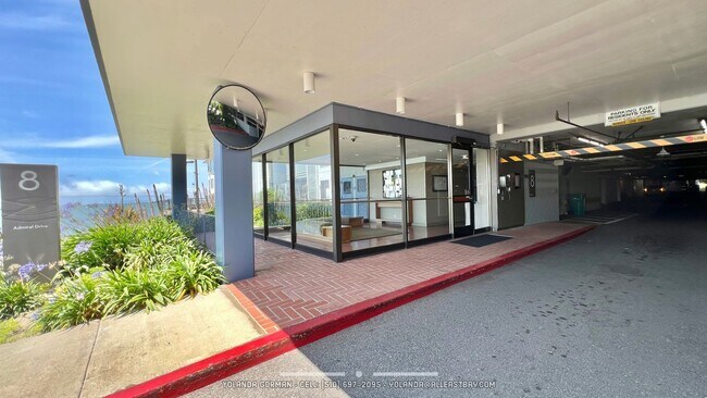 Building Photo - Lovely Top Floor Studio at Watergate Community - Partially Furnished