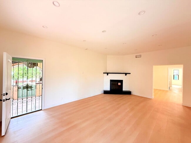 Building Photo - 6130 Whitsett Ave