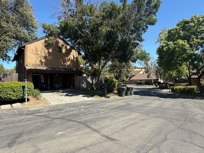 Building Photo - 3-Bed / 2.5 Bath Home in Quiet Benicia Hil...