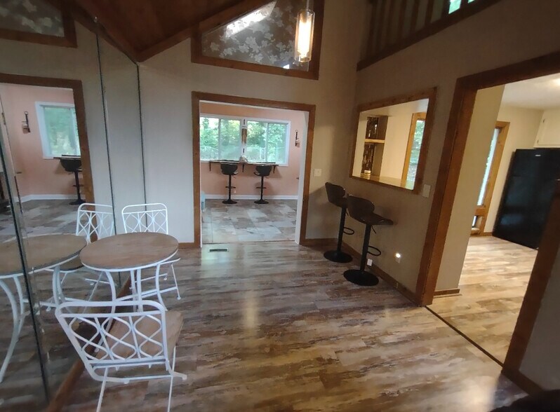 Building Photo - Room in House on New Crossing Trail E