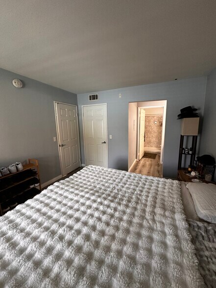 Building Photo - 5565 Canoga Ave