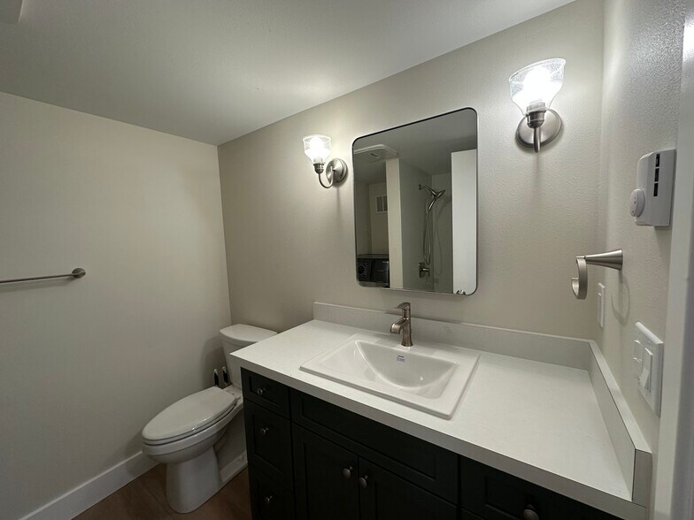 Building Photo - 2412 Columbia St SW