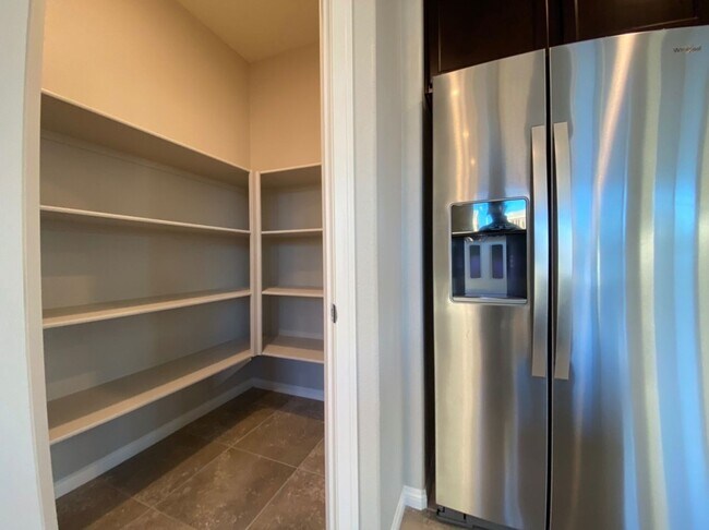 Building Photo - 4 BED 2.5 BATH 2 CAR GARAGE,  LARGE CORNER...