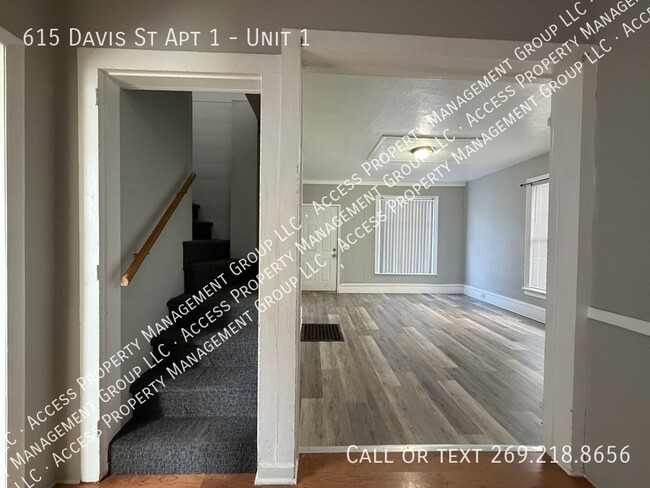 Building Photo - 615 Davis St
