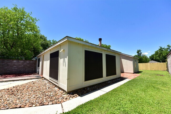 Building Photo - 16222 Queensdale Dr