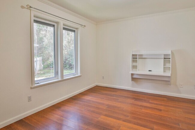 Building Photo - Gorgeous Coupeville Home is Ready for a New Tenant!!!