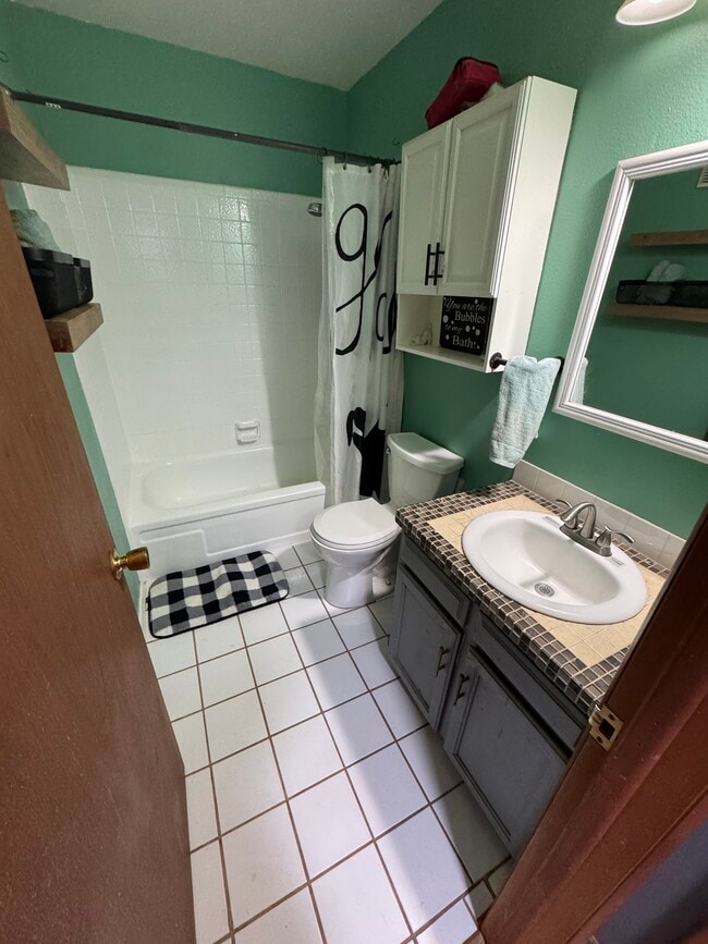 Building Photo - 417 Skyway Dr