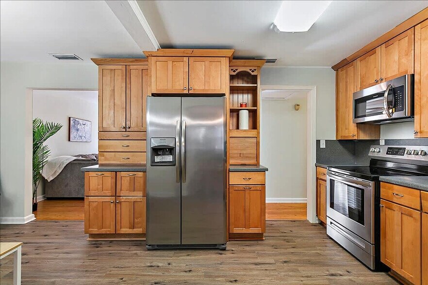 Building Photo - 8633 Emerald Isle Cir S
