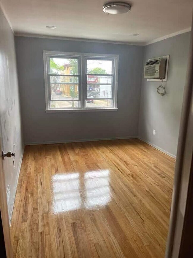 Building Photo - 22 E 18th St