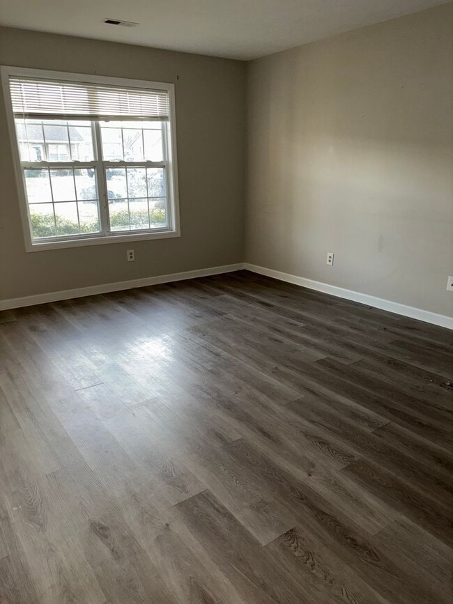 Building Photo - 2 Bedroom 1 Bath Duplex