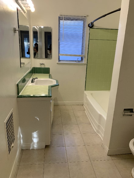 Building Photo - 1850 N La Brea Ave