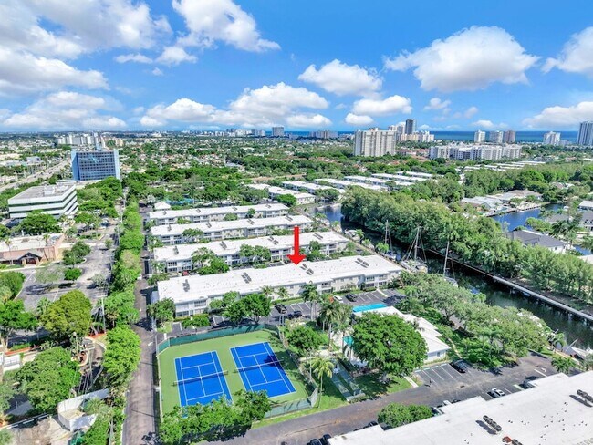 Building Photo - 6279 Bay Club Dr