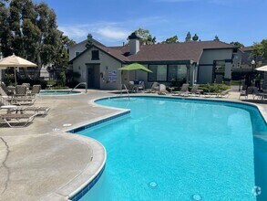 Building Photo - Spacious 4 Bedroom Townhouse Style Condo i...
