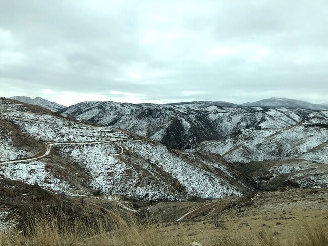 Building Photo - One of a Kind 2 Bed, 2 Bath Home with Gorgeous Mountain Views!