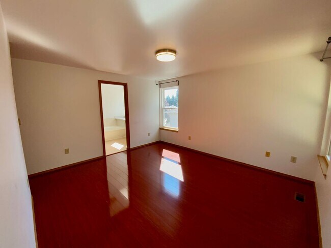 Building Photo - Stunning 4 Bedroom/2.5 bath- Move-In Ready Home with Private Backyard