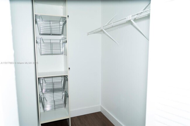 Building Photo - 105 Lake Emerald Dr