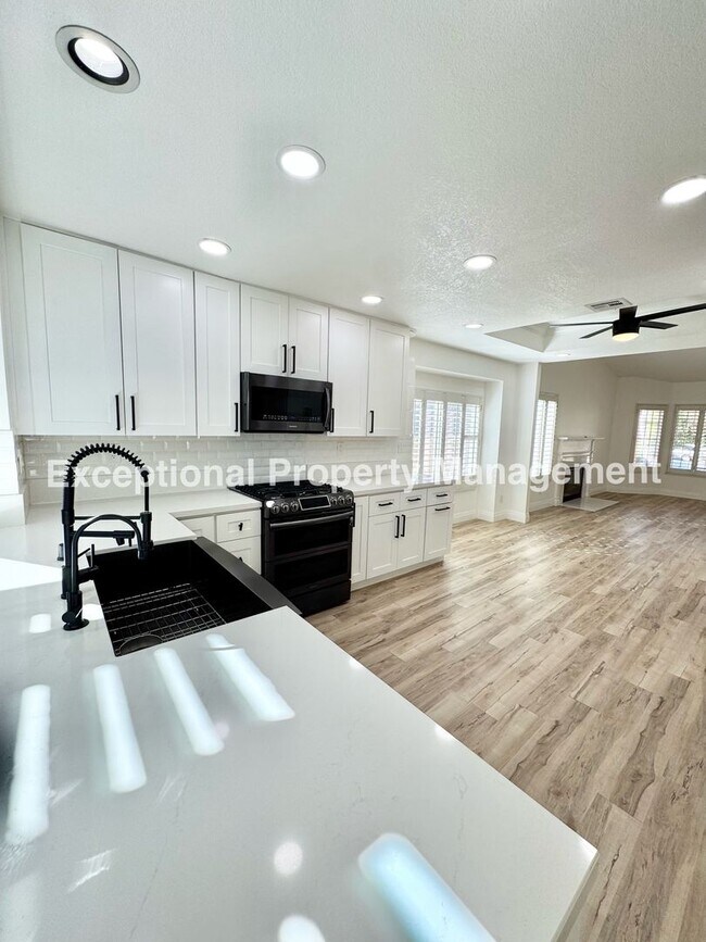 Building Photo - Ready to move in 3 bed 2 bath single story home