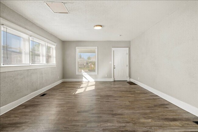 Building Photo - 617 N Parker Ave