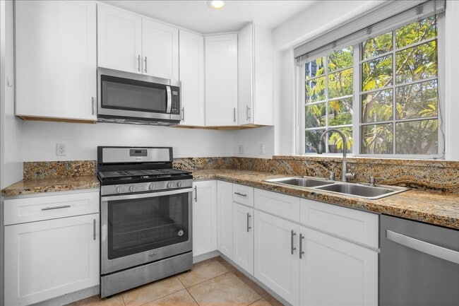 Building Photo - Corner lot home on a classic tree lined Beverly Hills street