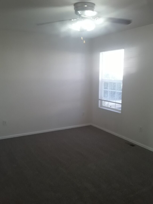 Building Photo - Spacious 2 Bedroom Condo w/ Great Layout!!