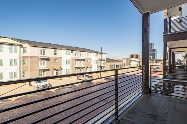 Building Photo - Luxury 3 bedroom, 3.5 Bath, 2 Car Garage Townhome