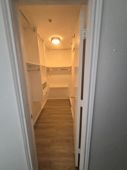 Building Photo - 4040 Avondale Ave