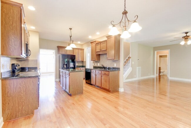 Building Photo - Four Bedroom with Bonus!
