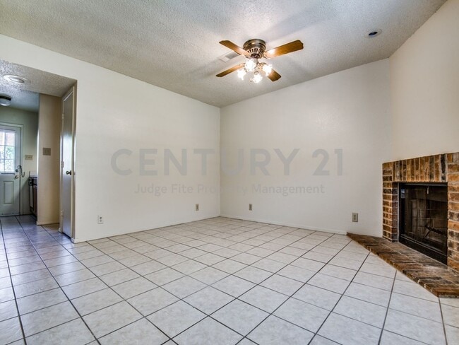 Building Photo - Great 2-Story 2/2.5 Condo Close to UNT For Rent!