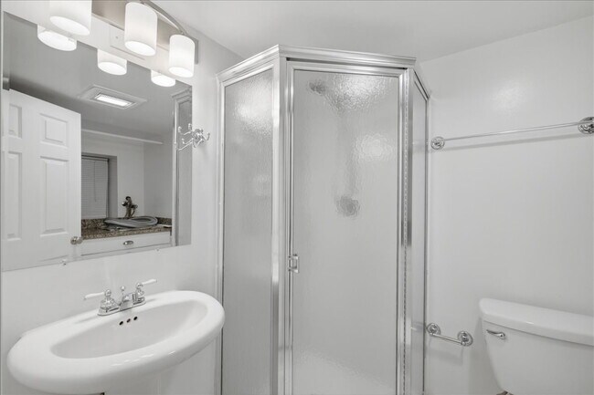 Building Photo - Elegant End-Unit Fairlington Villages Townhome with Private Balcony & Exceptional Community Ameni...