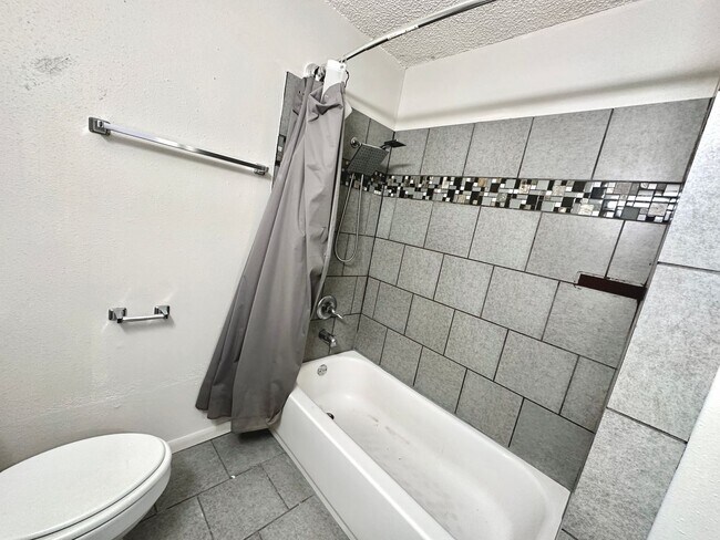 Building Photo - 3822 Southway Dr