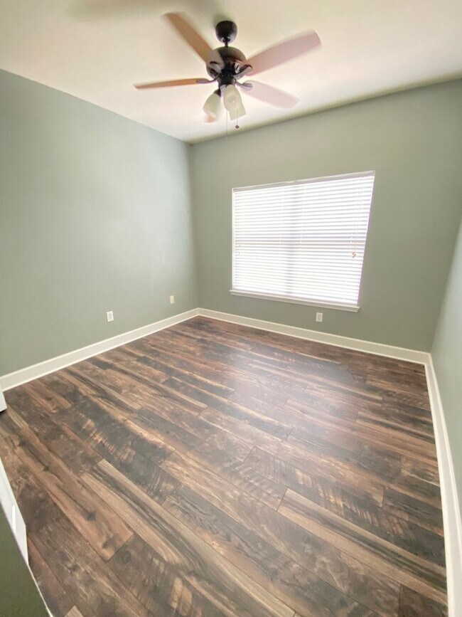 Building Photo - 3Bed/2Bath Available September 2025!