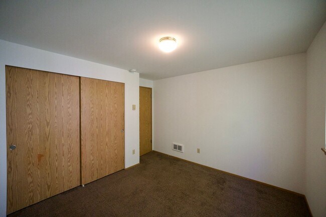 Building Photo - Spacious Townhome with Private Yard Near Lake Stevens!!