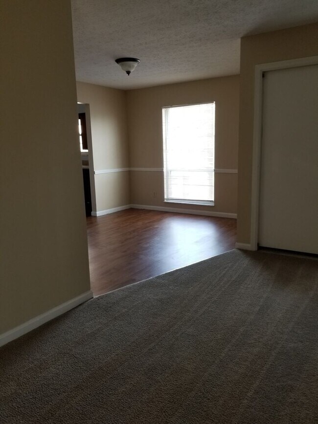 Building Photo - Spacious 2 bedroom 2 bath apartment with 2...